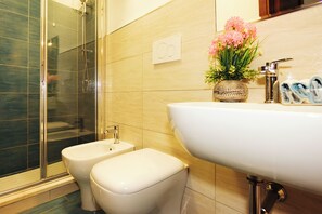 Regadera, secadora de cabello, bidet, toallas 