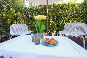 Outdoor dining - Santa Margherita di Pula: terraced house with garden 200 meters from the sea (Pula)