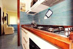 Fridge, microwave, oven, stovetop - Santa Margherita di Pula: terraced house with garden 200 meters from the sea (Pula)