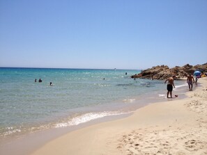Playa en los alrededores, camastros y toallas de playa