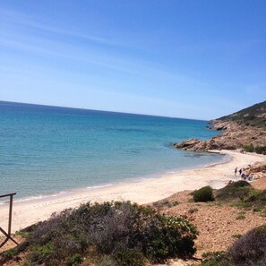 Playa en los alrededores, camastros y toallas de playa