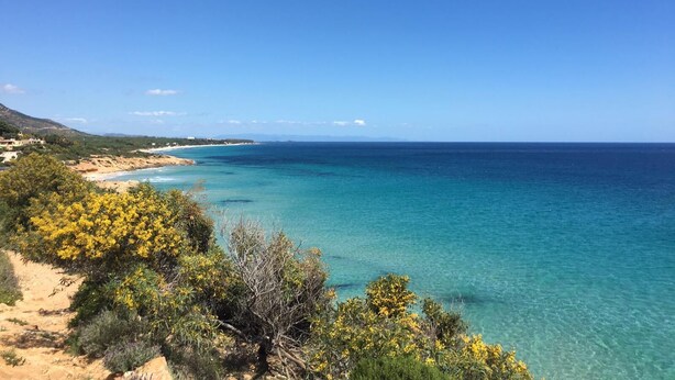 A coastal landscape with clear turquoise waters, sandy beaches, and green vegetation. - Santa Margherita di Pula: terraced house with garden 200 meters from the sea (Pula)