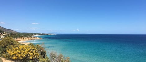 Perto da praia, espreguiçadeiras, toalhas de praia 