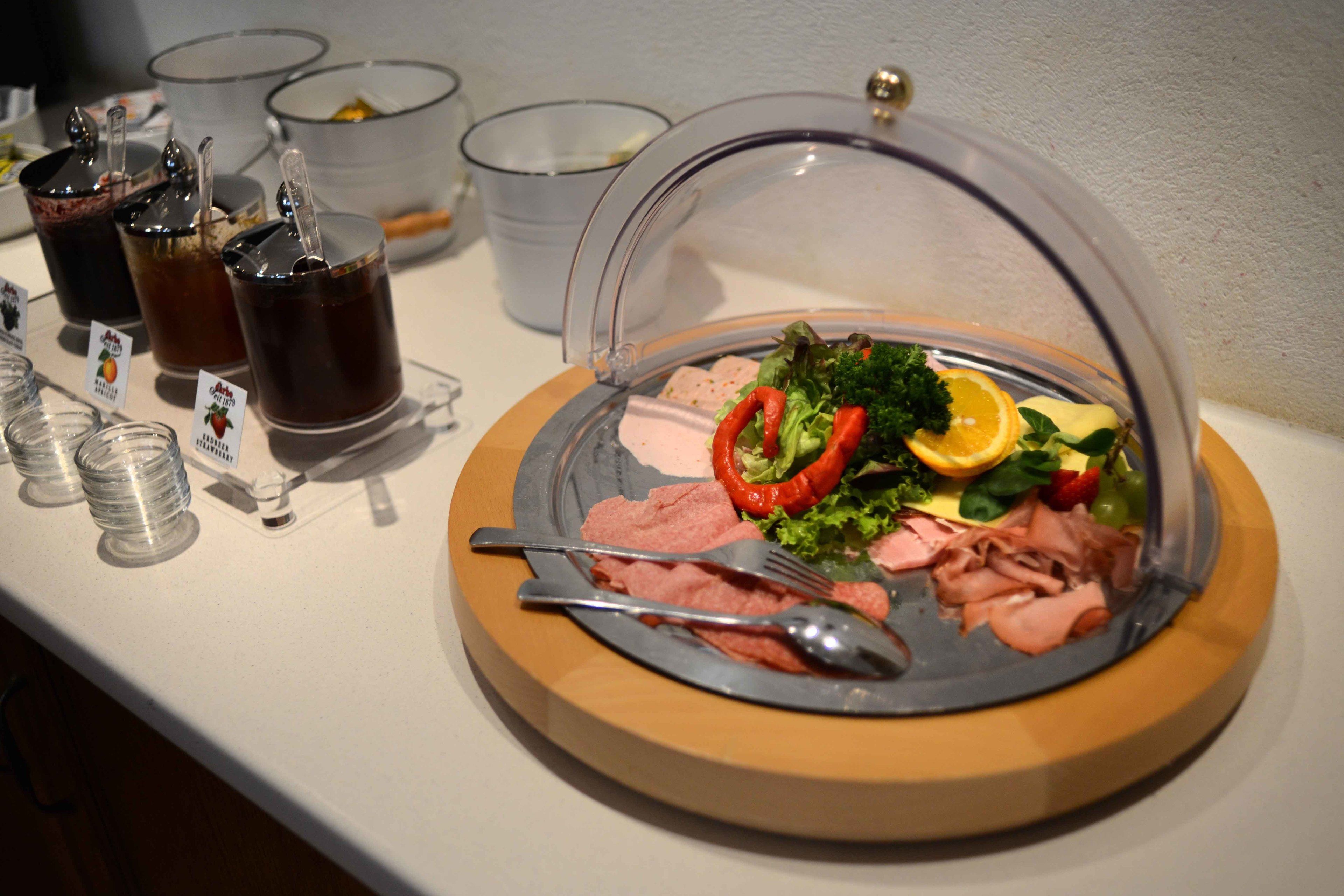 Ein Buffet mit verschiedenen Speisen und Beilagen.