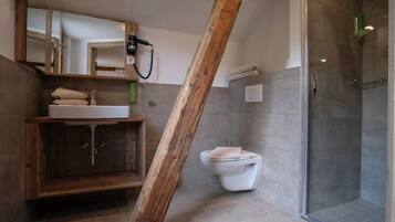 Deluxe-Doppelzimmer | Badezimmer | Kostenlose Toilettenartikel, Haartrockner, Handtücher