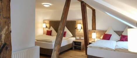 Habitación familiar | Decoración personalizada, muebles diferentes y escritorio