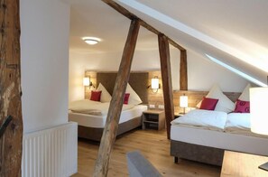 Individually decorated, individually furnished, desk, blackout curtains - Alpengasthof zur Post GmbH (Schattwald)