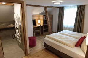 Deluxe Double Room | Individually decorated, individually furnished, desk, blackout drapes - Alpengasthof zur Post GmbH (Schattwald)