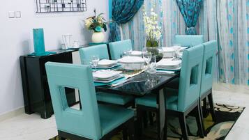 Apartment, 4 Bedrooms | In-room dining