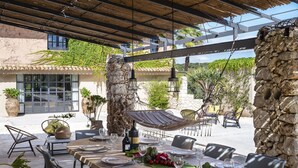 An outdoor dining area with a stone table, chairs, and a hammock. - Calm and serenity in the heart of a nature reserve, 5 km from the sea. (Noto)