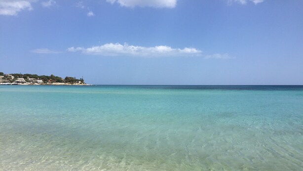 A beach with clear turquoise water and a sandy shore. - Calm and serenity in the heart of a nature reserve, 5 km from the sea. (Noto)