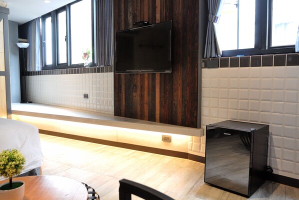 Deluxe Triple Room, Multiple Beds, Non Smoking, Bathtub | Minibar, individually decorated, individually furnished, desk - Fengjia K Hotel (Taichung)