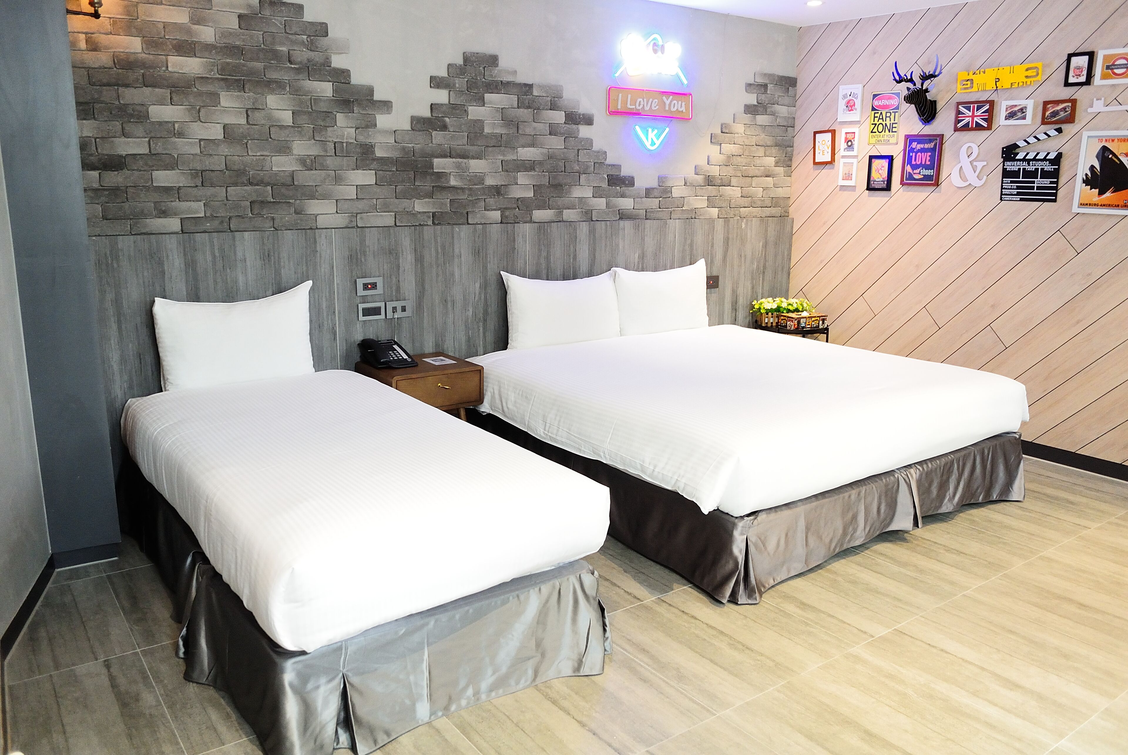 Tremannsrom – deluxe, flere senger, ikke-røyk, badekar | Minibar, individuelt dekorert, individuelt innredet og skrivebord