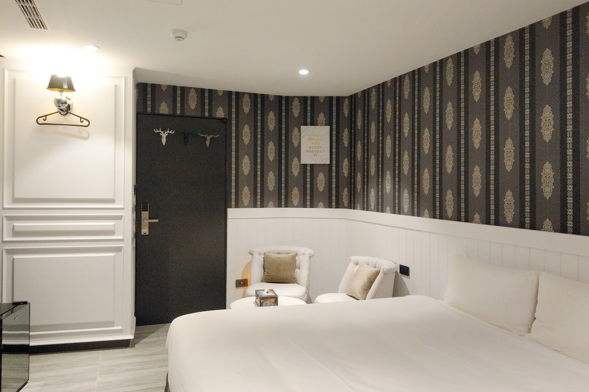 deluxe triple room, multiple beds, non smoking, bathtub | minibar, individually decorated, individually furnished, desk