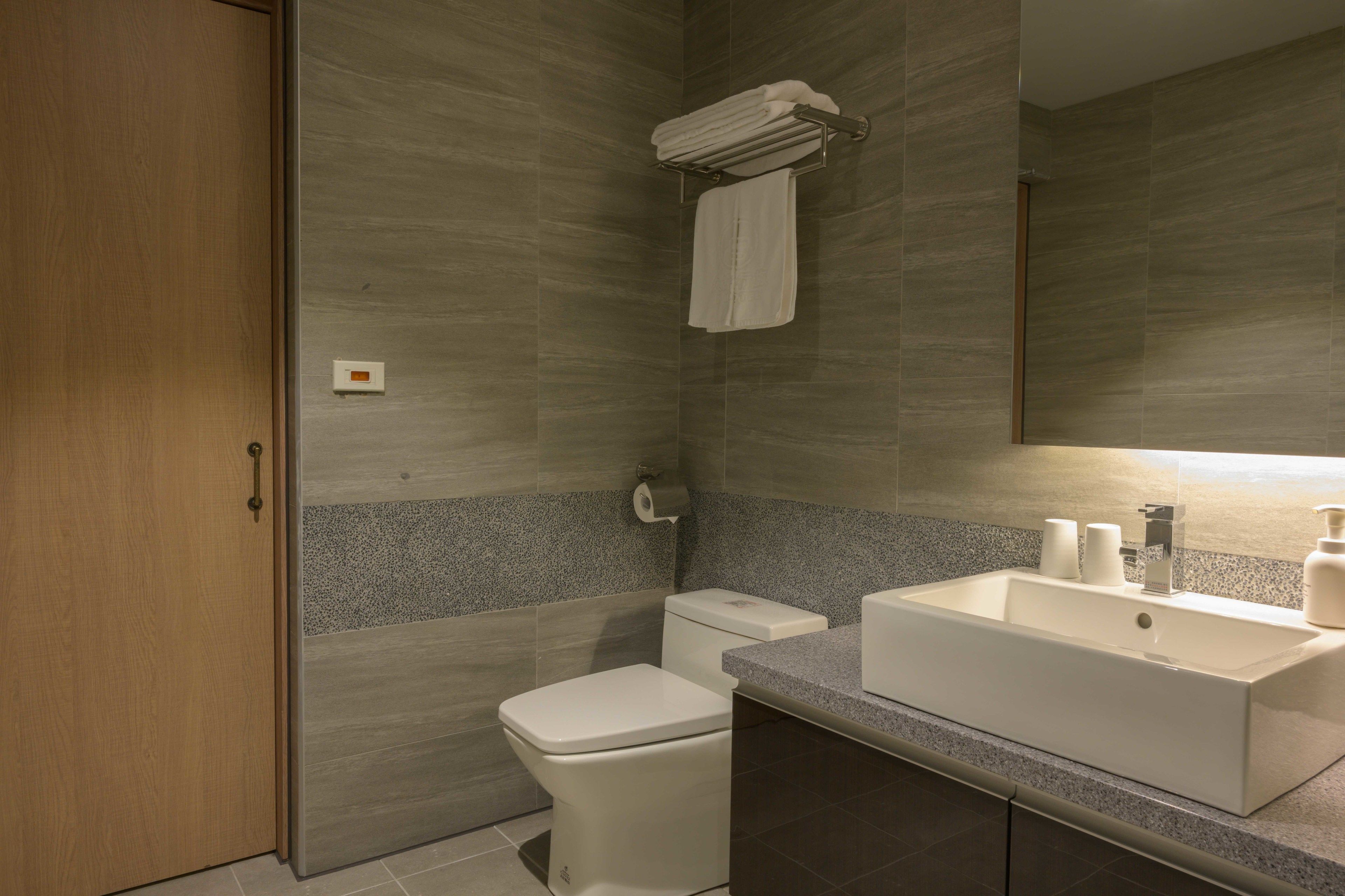 elite double room, 1 double bed, non smoking | bathroom | free toiletries, hair dryer, slippers, towels