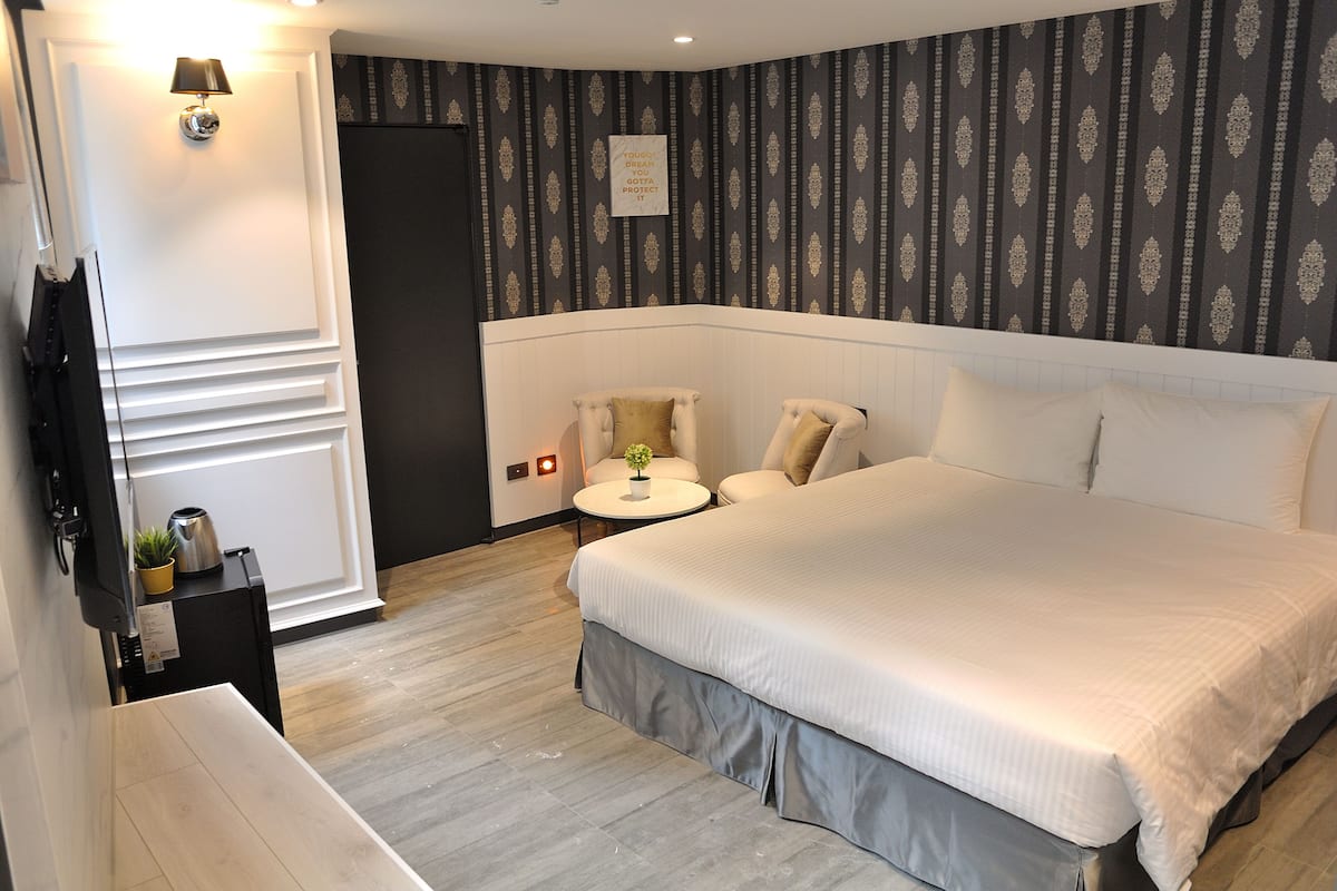 deluxe triple room, multiple beds, non smoking, bathtub | minibar, individually decorated, individually furnished, desk