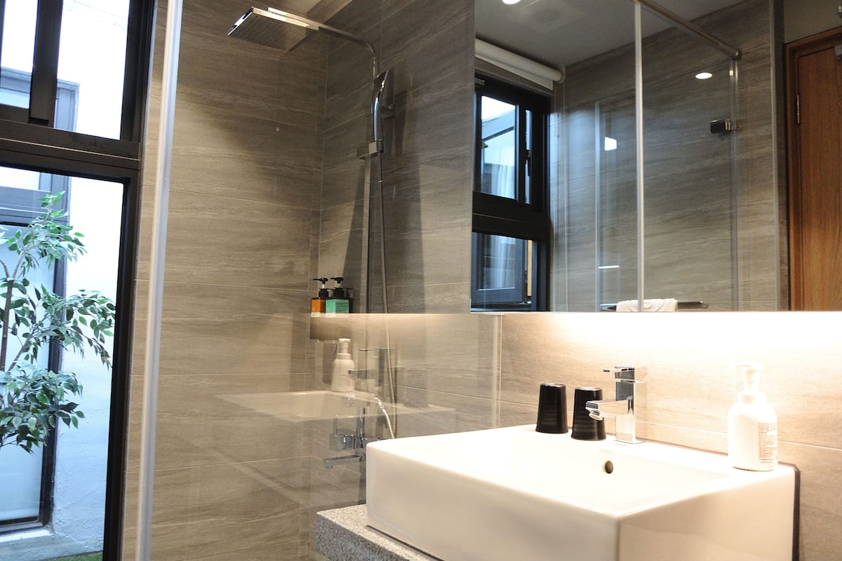 deluxe double room, 1 double bed, non smoking | bathroom sink