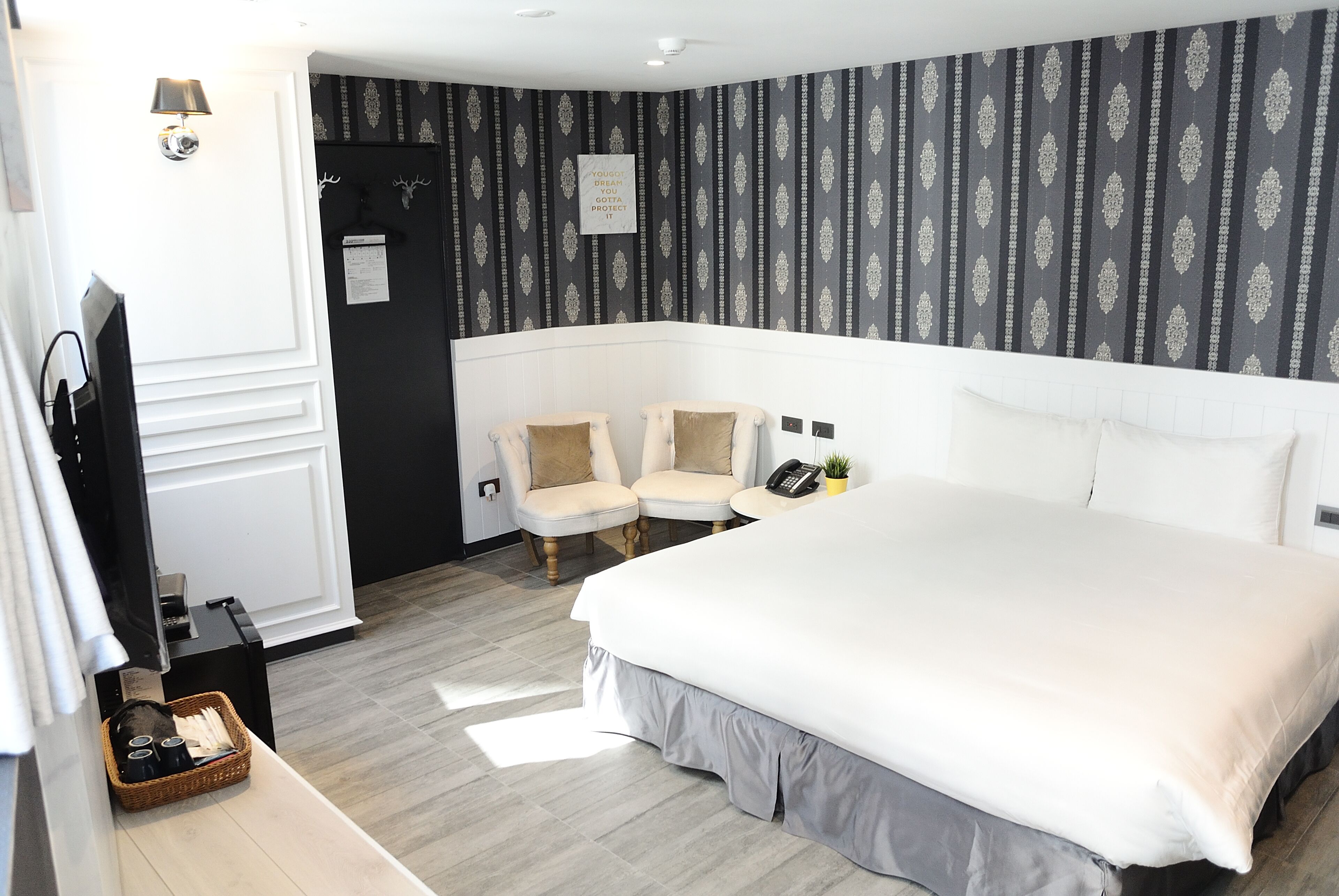 deluxe triple room, multiple beds, non smoking, bathtub | minibar, individually decorated, individually furnished, desk