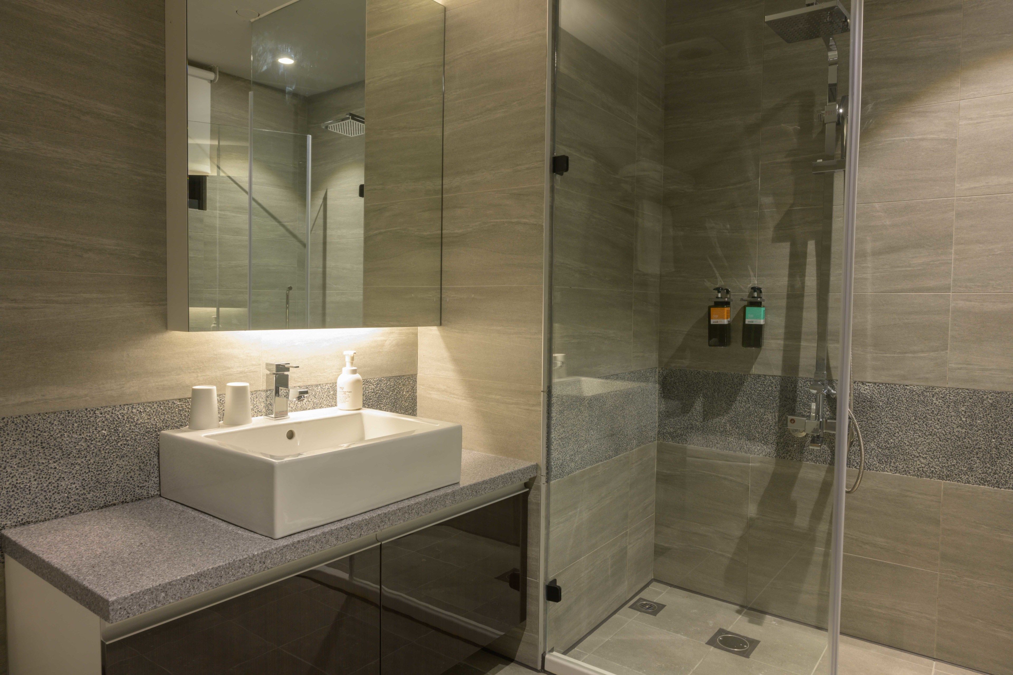 elite double room, 1 double bed, non smoking | bathroom | free toiletries, hair dryer, slippers, towels