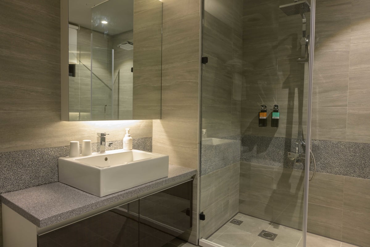 elite double room, 1 double bed, non smoking | bathroom | free toiletries, hair dryer, slippers, towels