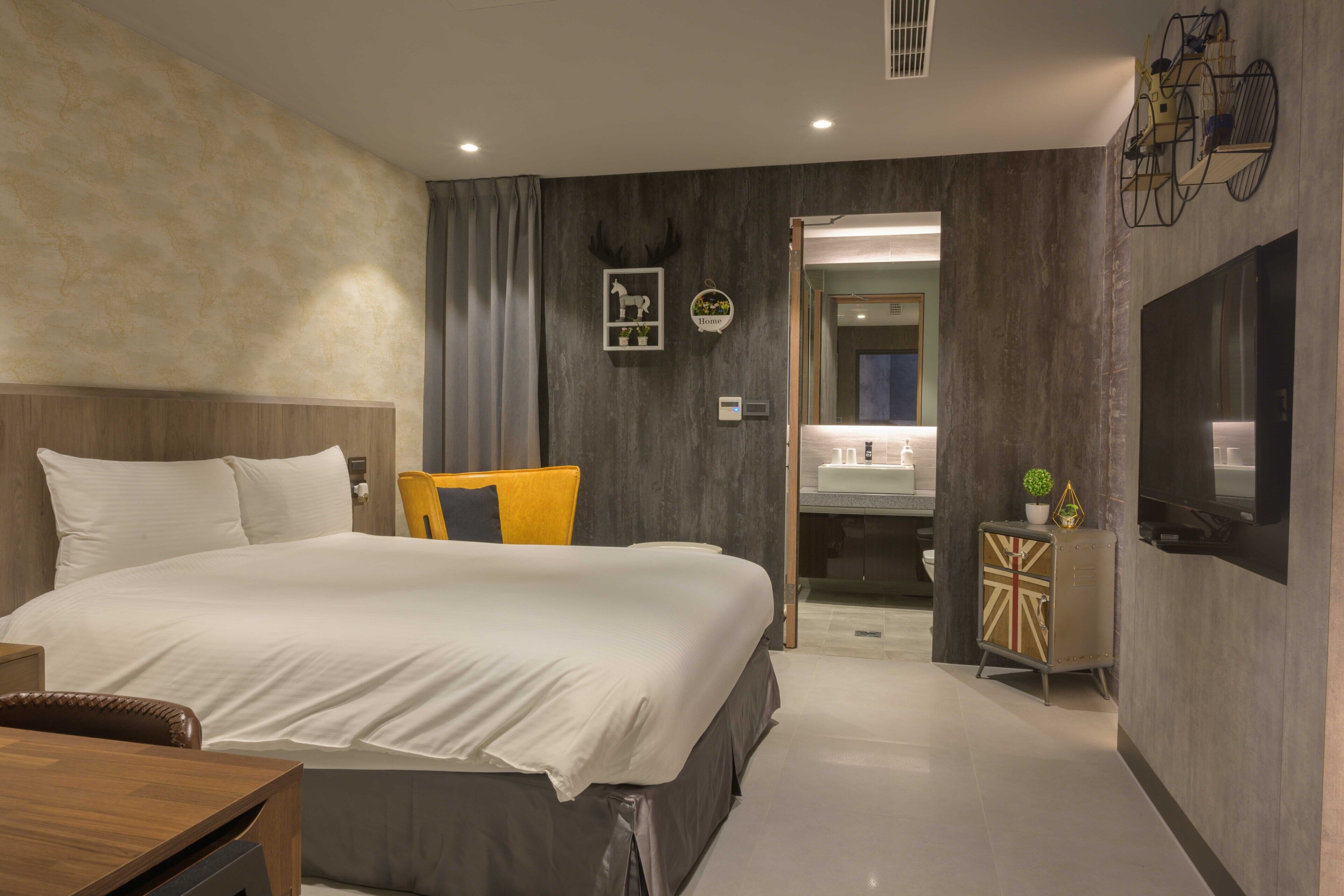 deluxe double room, 1 double bed, non smoking | minibar, individually decorated, individually furnished, desk