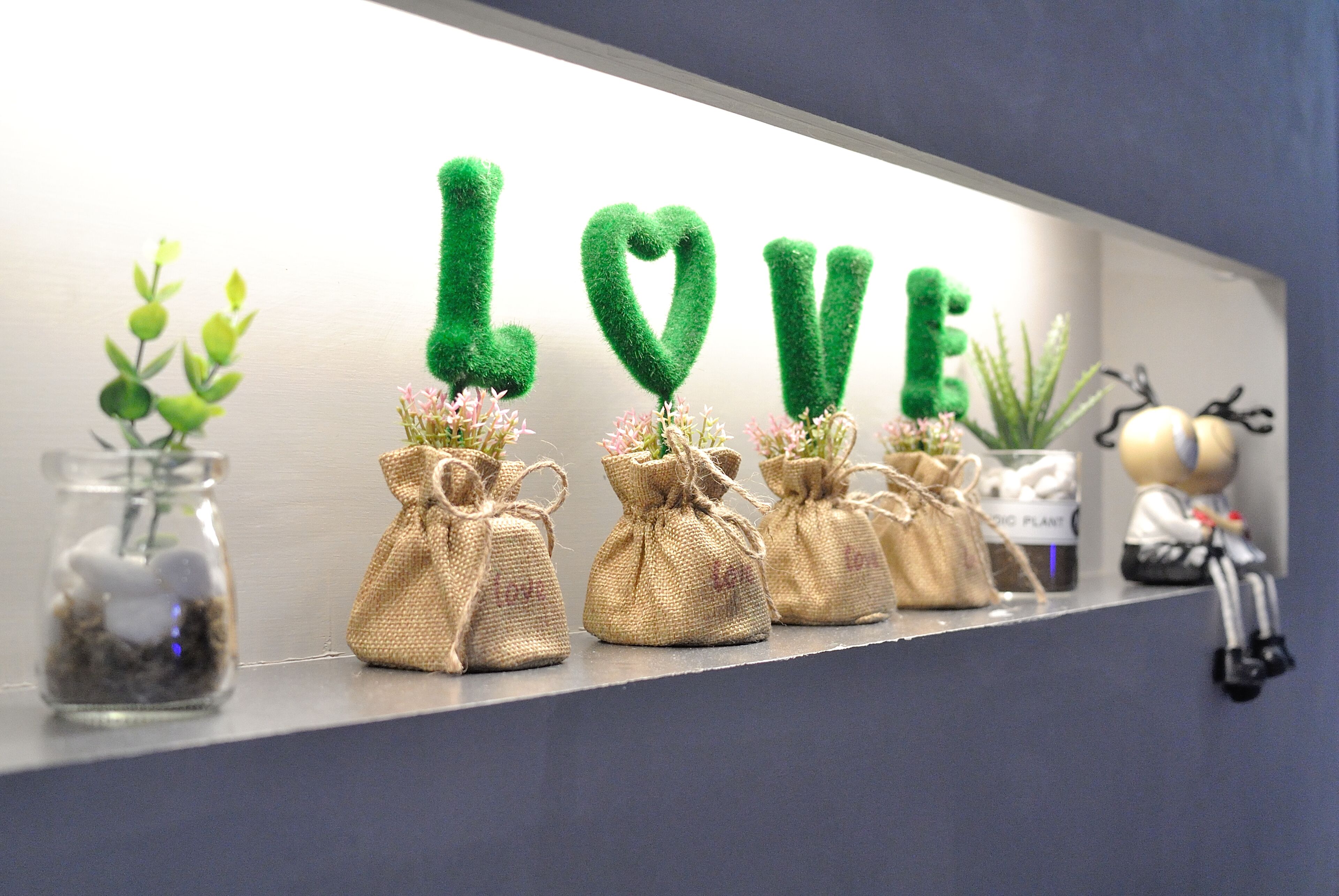 deluxe triple room, multiple beds, non smoking, bathtub | minibar, individually decorated, individually furnished, desk