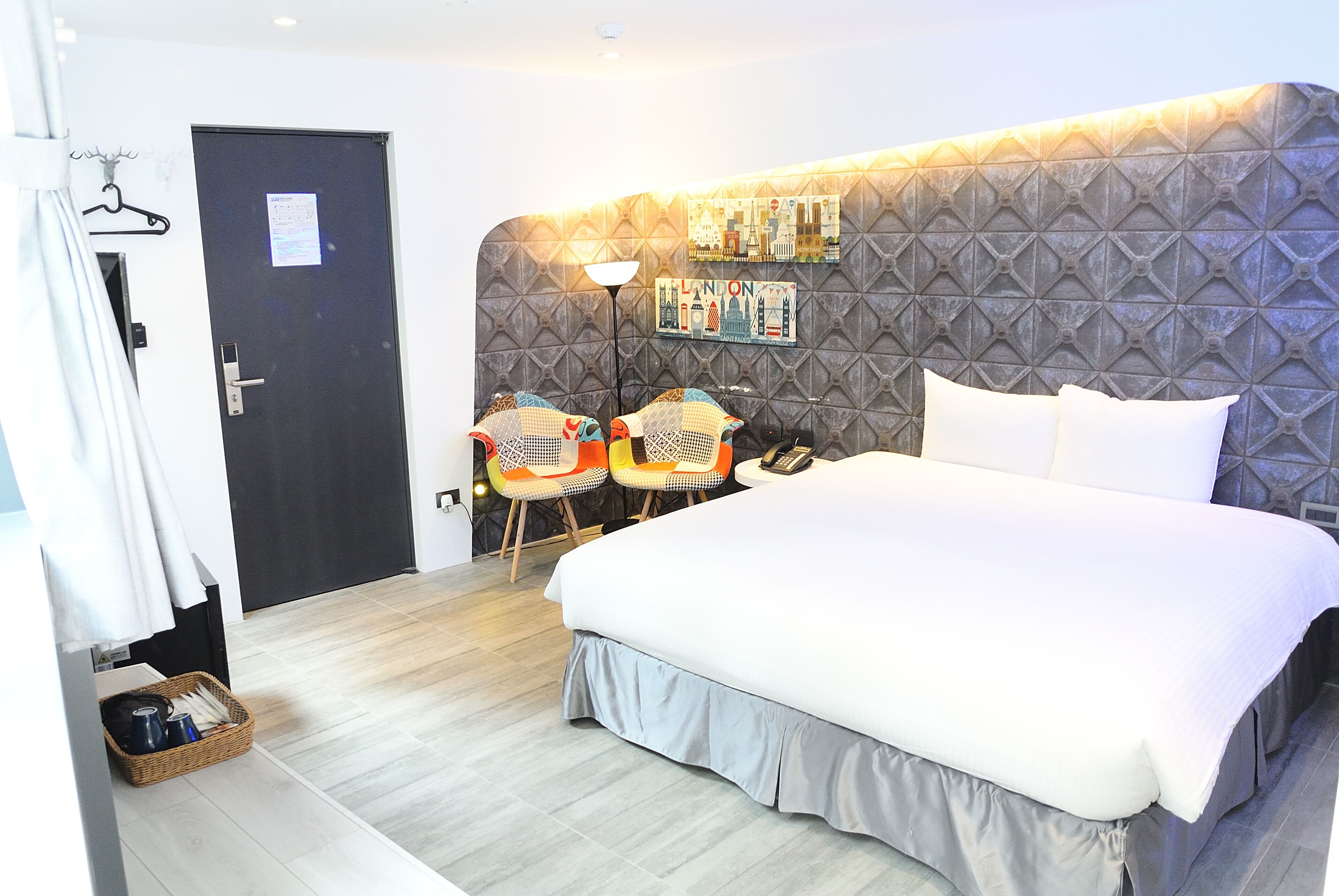 deluxe triple room, multiple beds, non smoking, bathtub | minibar, individually decorated, individually furnished, desk