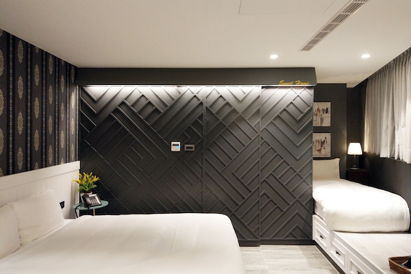 Habitació triple Deluxe, diversos llits, no fumadors, banyera | Minibar, decoració individual, mobiliari individual i escriptori