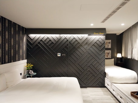 Deluxe Triple Room, Multiple Beds, Non Smoking, Bathtub | Minibar, individually decorated, individually furnished, desk