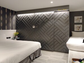 Habitación triple Deluxe, varias camas, para no fumadores, tina | Minibar, decoración personalizada, muebles diferentes y escritorio 