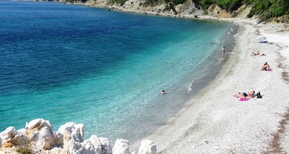 240 m², suuri uima-allas, 300 m rannalle, upeat merinäkymät, 2 keittiötä, ilmastointi