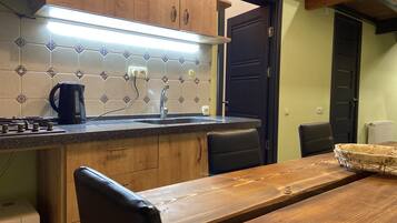 Lemari es besar, microwave, oven, dan kompor
