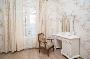 Business Apartment, 1 Bedroom, Non Smoking, City View | Egyptian cotton sheets, premium bedding, down duvets, minibar - Mia B&B Old Tbilisi (Tbilisi)