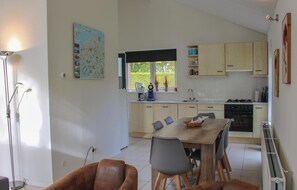 Een koelkast, een kookplaat, een vaatwasser