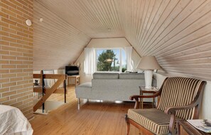 TV, fireplace - Stunning home in Otterup with WiFi (Otterup)