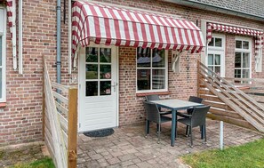 Outdoor dining - Awesome home in De Moer with WiFi (De Moer)