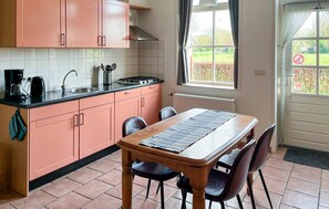 Fridge, stovetop, dishwasher, coffee/tea maker - Awesome home in De Moer with WiFi (De Moer)