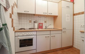 Kühlschrank, Herdplatte, Wasserkocher mit Kaffee-/Teezubehör