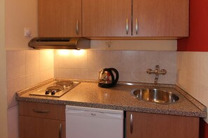 Apartment (Art) | Eigene Kochnische | Kühlschrank, Herdplatte, Wasserkocher, Kochgeschirr/Geschirr/Besteck