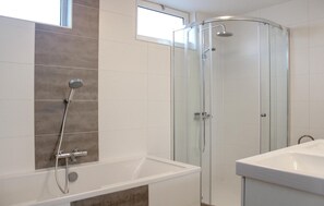 Combined shower/bathtub - Amazing home in Vlagtwedde (Vlagtwedde)