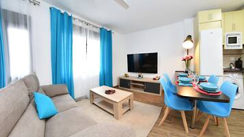 Apartemen, 1 kamar tidur | Ruang keluarga | Smart TV