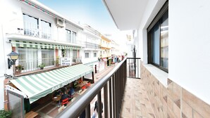A balcony with a view of a street-level restaurant named "BAR RESTAURANTE PEPE RIOS". - Zenbeach 1A playa Carihuela (Torremolinos)