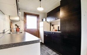 Kjøleskap, kokeplater, oppvaskmaskin og kaffetrakter/tekoker