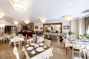 Se ofrece un desayuno bufé (10 AZN por persona)