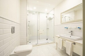 Executive dubbelrum eller tvåbäddsrum - icke-rökare | Badrum | Badkar/dusch, gratis toalettartiklar, badrock och tofflor