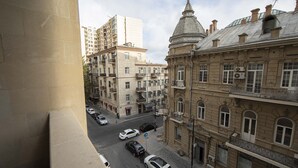 A street view with buildings, cars, and a clear sky. - Sapphire Inn (Baku)