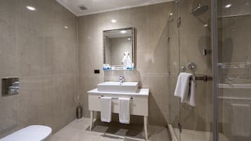 Habitación Deluxe con 1 cama matrimonial o 2 individuales, para no fumadores | Tina con regadera, amenidades de baño gratuitas, batas, pantuflas
