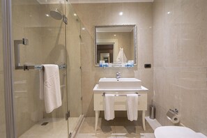 Habitació doble o amb dos llits individuals estàndard, no fumadors | Bany | Combinació de dutxa i banyera, articles de tocador gratuïts i barnussos