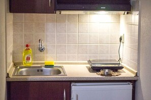 Refrigerador con congelador, parrilla de estufa y utensilios de cocina 