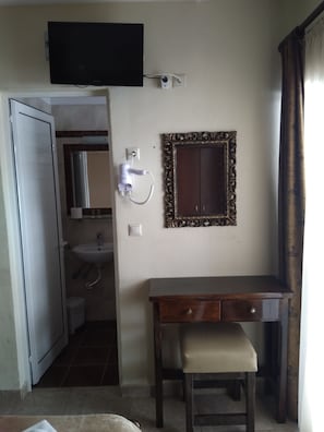 In-room safe, blackout curtains, free WiFi, bed sheets - Hotel Villa Pigasos (Katerini)
